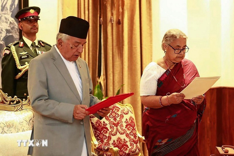 Tân Thủ tướng lâm thời Nepal Sushila Karki (phải) tuyên thệ nhậm chức sau khi được Tổng thống Ram Chandra Paudel (trái, phía trước) bổ nhiệm, tại Kathmandu, ngày 12/9/2025. (Ảnh: THX/TTXVN) nepal-an-dinh-thoi-diem-to.jpg