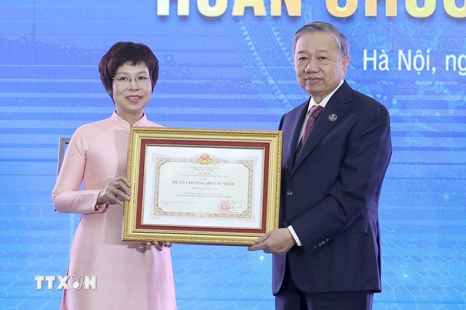 Tổng Bí thư Tô Lâm trao Huân chương Hồ Chí Minh lần thứ ba cho Thông tấn xã Việt Nam. (Ảnh: Thống Nhất/TTXVN) Tổng Bí thư Tô Lâm trao Huân chương Hồ Chí Minh lần thứ ba cho Thông tấn xã Việt Nam. (Ảnh: Thống Nhất/TTXVN)
