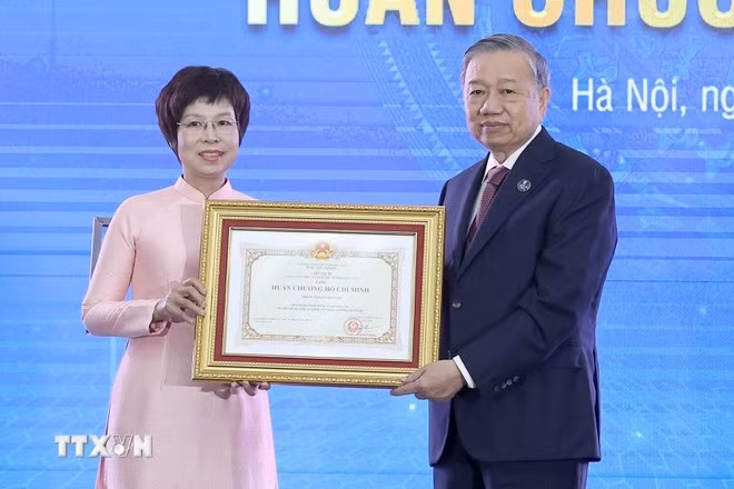 Tổng Bí thư Tô Lâm trao Huân chương Hồ Chí Minh lần thứ ba cho Thông tấn xã Việt Nam. (Ảnh: Thống Nhất/TTXVN)