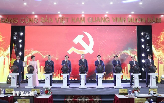 Tổng Bí thư Tô Lâm và các đại biểu thực hiện nghi thức khai trương trang thông tin Đại hội đại biểu toàn quốc lần thứ XIV của Đảng. (Ảnh: Thống Nhất/TTXVN) Tổng Bí thư Tô Lâm và các đại biểu thực hiện nghi thức khai trương trang thông tin Đại hội đại biểu toàn quốc lần thứ XIV của Đảng. (Ảnh: Thống Nhất/TTXVN)