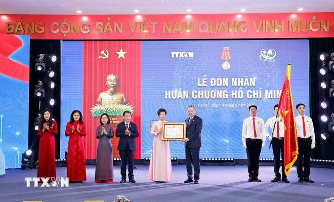 Tổng Bí thư Tô Lâm trao Huân chương Hồ Chí Minh lần thứ ba cho Thông tấn xã Việt Nam. (Ảnh: Doãn Tấn/TTXVN) Tổng Bí thư Tô Lâm trao Huân chương Hồ Chí Minh lần thứ ba cho Thông tấn xã Việt Nam. (Ảnh: Doãn Tấn/TTXVN)