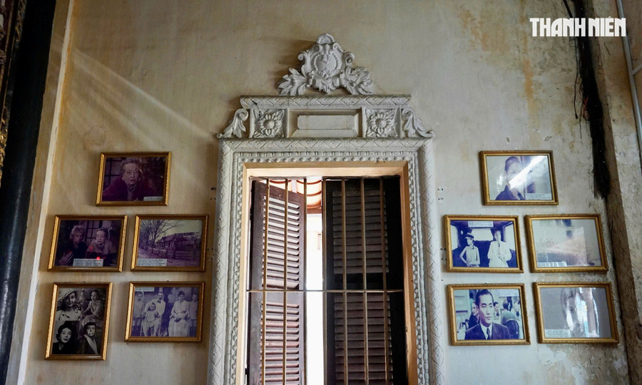 Tường của nhà cổ được sử dụng tông màu vàng sáng, kết hợp những chi tiết gỗ nâu đen lâu đời, tạo nên điểm nhấn cổ xưa, trang trọng cho một công trình 130 năm tuổi. Ảnh: THANH QUÂN