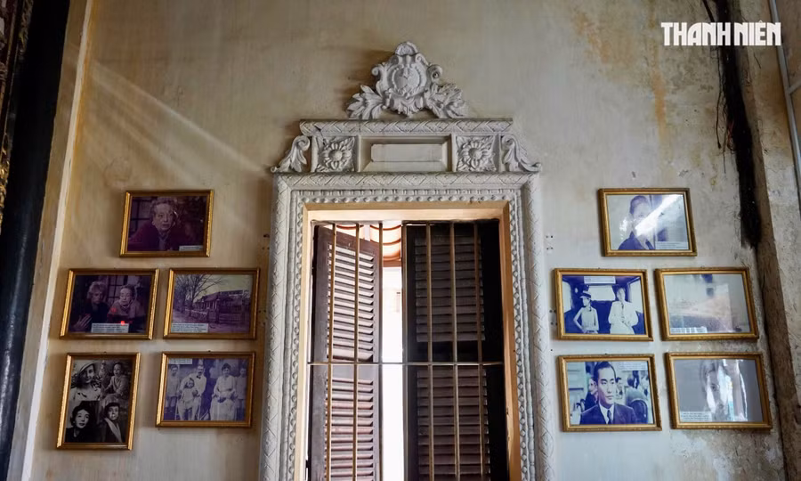 Tường của nhà cổ được sử dụng tông màu vàng sáng, kết hợp những chi tiết gỗ nâu đen lâu đời, tạo nên điểm nhấn cổ xưa, trang trọng cho một công trình 130 năm tuổi. Ảnh: THANH QUÂN