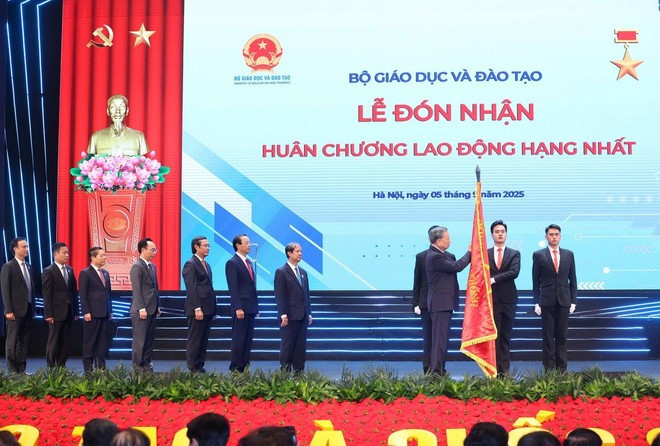 Tổng Bí thư Tô Lâm gắn Huân chương Lao động hạng Nhất lên lá cờ truyền thống của Bộ Giáo dục-Đào tạo. (Ảnh: Thống Nhất/TTXVN) Tổng Bí thư Tô Lâm gắn Huân chương Lao động hạng Nhất lên lá cờ truyền thống của Bộ Giáo dục-Đào tạo. (Ảnh: Thống Nhất/TTXVN)
