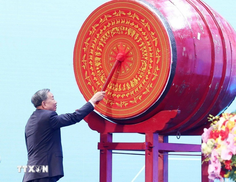 Tổng Bí thư Tô Lâm đánh trống khai giảng năm học 2025-2026. (Ảnh: Thống Nhất/TTXVN) tong-bi-thu-nganh.jpg
