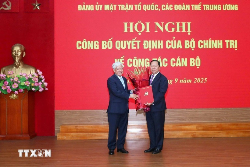 Ông Đỗ Văn Chiến trao quyết định cho ông Nguyễn Phi Long, Ủy viên dự khuyết Trung ương Đảng, Phó Bí thư Đảng ủy Mặt trận Tổ quốc, các đoàn thể Trung ương. (Ảnh: TTXVN phát) ong-nguyen-phi-long.jpg