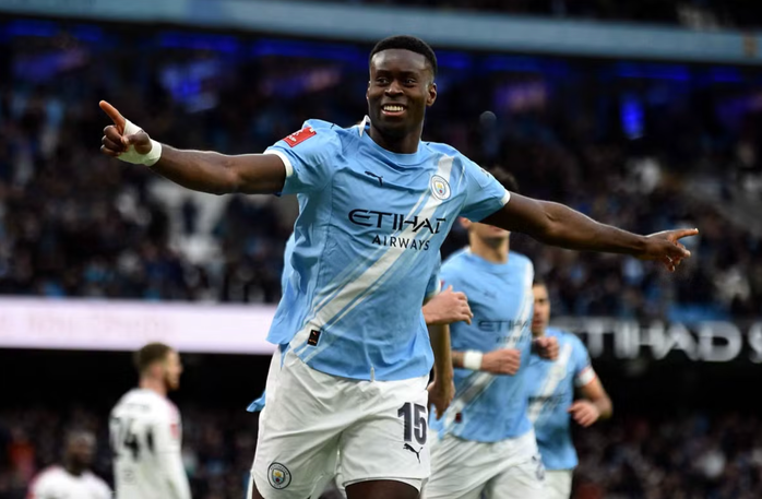 Marc Guehi ghi bàn đầu tiên trong màu áo mới Man City