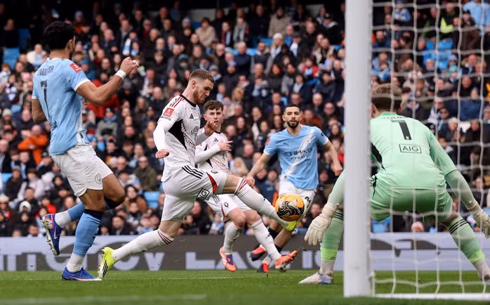 Alfie Dorrington lúng túng đá phản, giúp Man City vượt lên dẫn bàn
