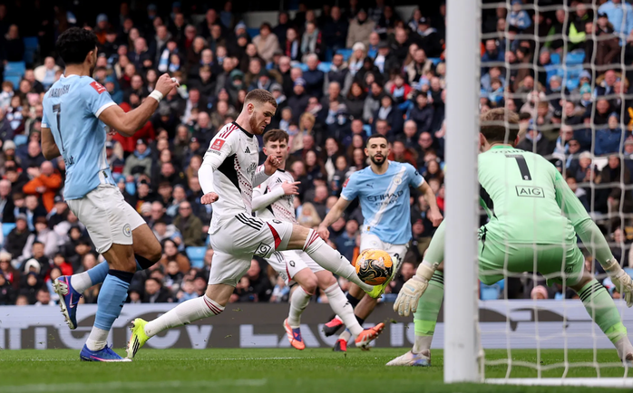 Alfie Dorrington lúng túng đá phản, giúp Man City vượt lên dẫn bàn