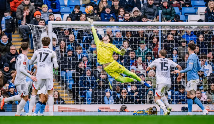 Thủ môn James Trafford cản phá cú dứt điểm đẳng cấp của Ben Woodburn