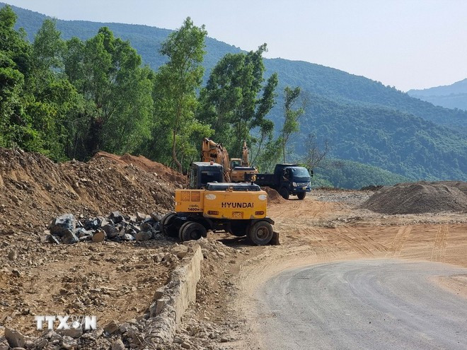 Giải phóng mặt bằng một dự án giao thông. Nguồn: TTXVN