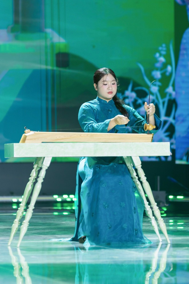 Ca sỹ Trọng Tấn và hai con cùng biểu diễn trong chương trình. Ảnh: VTV