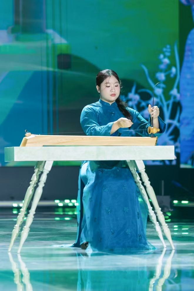 Ca sỹ Trọng Tấn và hai con cùng biểu diễn trong chương trình. Ảnh: VTV