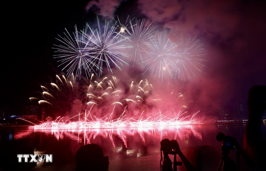 Màn trình diễn pháo hoa của đội Đà Nẵng. (Ảnh: Trần Lê Lâm/TTXVN)