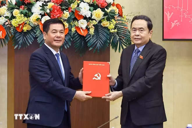 Chủ tịch Quốc hội Trần Thanh Mẫn trao Quyết định của Bộ Chính trị cho đồng chí Nguyễn Hồng Diên, Ủy viên Trung ương Đảng, Ủy viên Ban Thường vụ Đảng ủy Quốc hội, Phó Bí thư chuyên trách Đảng ủy Quốc hội. Ảnh: Doãn Tấn/TTXVN