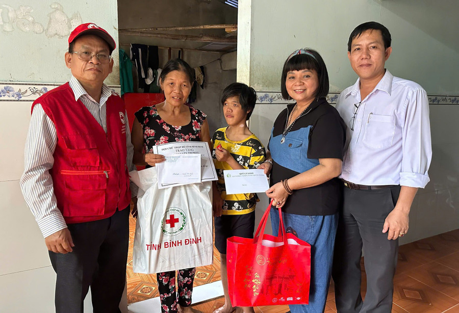 Hội Chữ thập đỏ tỉnh Gia Lai và nhà tài trợ tặng quà cho hộ khó khăn. Ảnh: ĐVCC tang-qua-ho-kho-khan.jpg