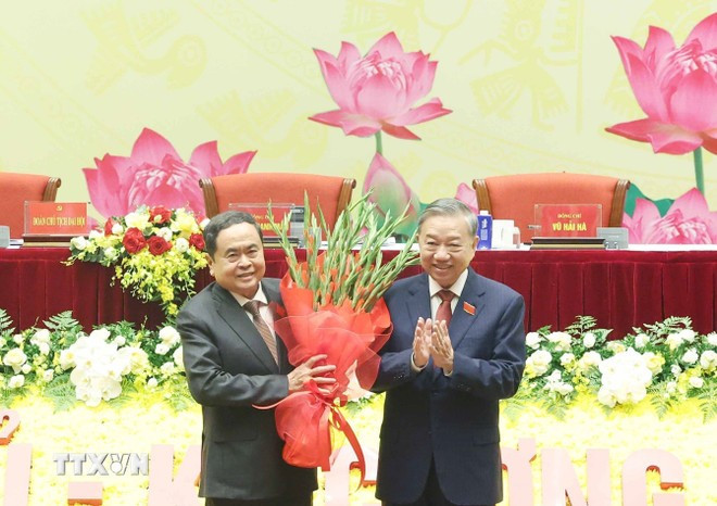 Tổng Bí thư Tô Lâm tặng hoa chúc mừng Đại hội (Ảnh: Thống Nhất/TTXVN) Tổng Bí thư Tô Lâm tặng hoa chúc mừng Đại hội (Ảnh: Thống Nhất/TTXVN)
