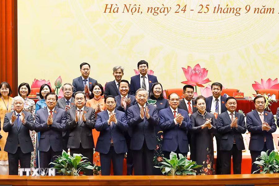 Tổng Bí thư Tô Lâm và các lãnh đạo, nguyên lãnh đạo Đảng, Nhà nước với đại biểu. (Ảnh: Doãn Tấn/TTXVN)