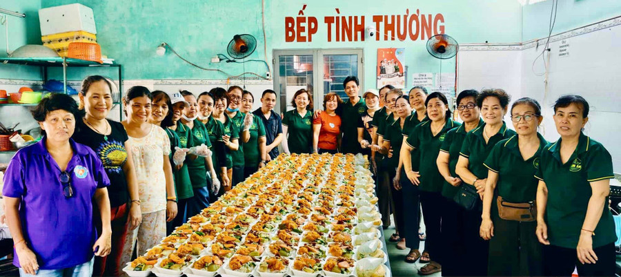 Bếp ăn tình thương tại Bệnh viện Đa khoa trung tâm Gia Lai đã huy động hàng nghìn tấm lòng và bàn tay chung sức để “đỏ lửa” mỗi ngày. Ảnh: ĐVCC ho-tro-cong-dong.jpg