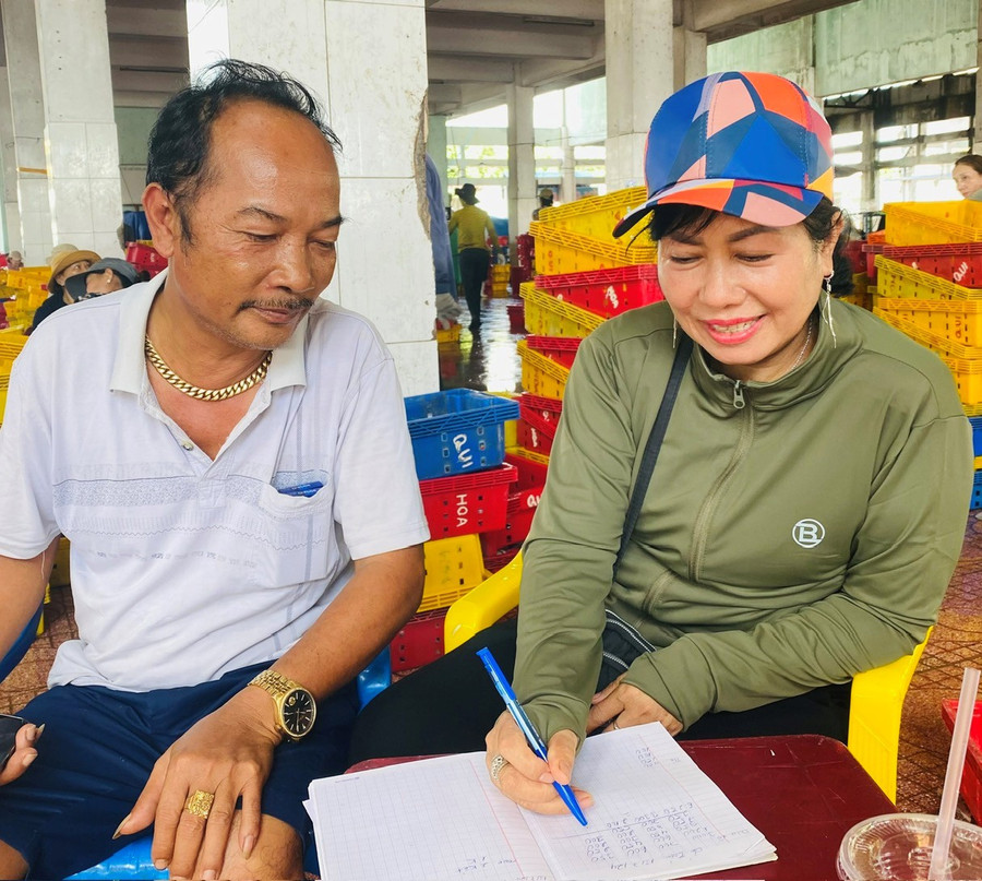 Vợ chồng ông Hoang-bà Phượng tích cực quản lý tốt đội tàu và không ngừng hỗ trợ những vợ chồng ngư dân trẻ. Ảnh: N.N vo-chong-hoang-phuong.jpg
