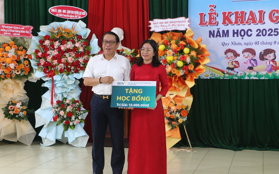 Ngân hàng BIDV chi nhánh Bình Định trao học bổng cho các em học sinh có hoàn cảnh khó khăn với tổng giá trị 10 triệu đồng. Ảnh: Quang Tấn ngan-hang-bidv-chi-nhanh-binh-dinh-cung-da-trao-hoc-bong-cho-cac-em-hoc-sinh-co-hoan-canh-kho-khan-voi-tong-gia-tri-10-trieu-dong-anh-quang-tan.jpg
