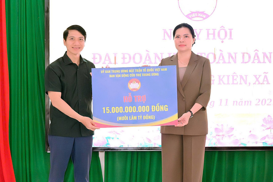 uy-ban-trung-uong-mttq-viet-nam-trao-15-ty-dong-ho-tro-gia-lai-khac-phuc-thiet-hai-bao-so-13.jpg