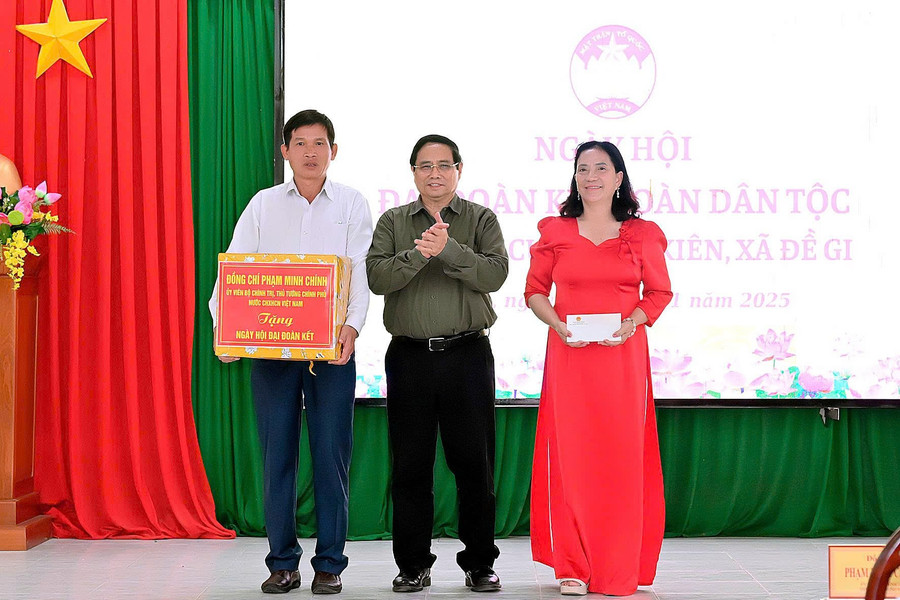 thu-tuong-chinh-phu-pham-minh-chinh-tang-qua-cho-khu-dan-cu-thon-thang-kien-duc-thuy.jpg