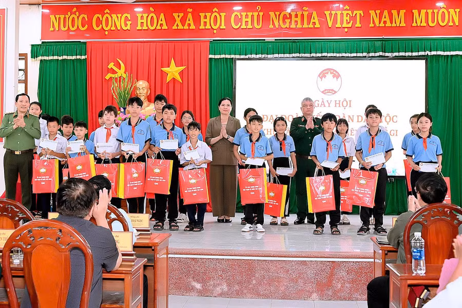 tang-qua-cho-cac-em-hoc-sinh-co-gia-dinh-bi-anh-huong-cua-bao-so-13.jpg