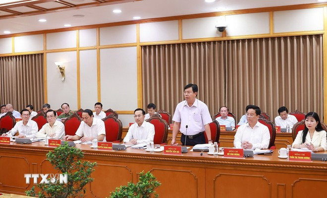 안장성 당위원회 서기 응우옌 띠엔 하이(Nguyen Tien Hai) 씨가 2025-2030년 임기 안장성 당대회 초안 및 인사 계획을 보고했습니다. (사진: 즈엉장/VNA) Ông Nguyễn Tiến Hải, Bí thư Tỉnh ủy An Giang báo cáo Dự thảo văn kiện và phương án nhân sự cấp ủy Đại hội đại biểu Đảng bộ tỉnh nhiệm kỳ 2025-2030. (Ảnh: Dương Giang/TTXVN)