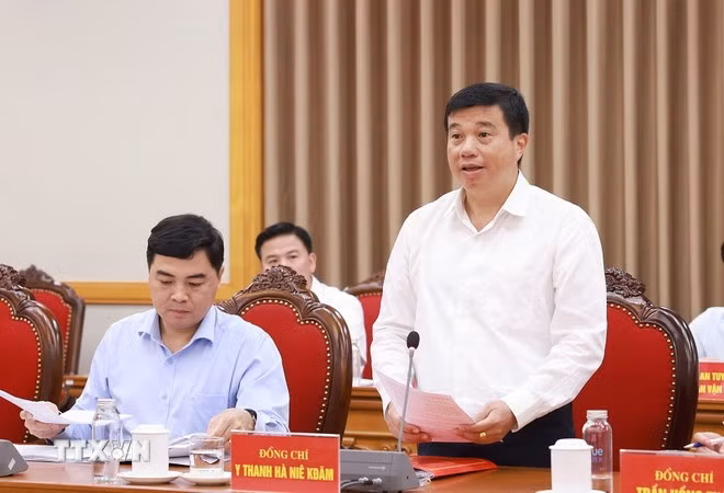 Ông Y Thanh Hà Niê K'đăm, Bí thư Tỉnh ủy Lâm Đồng báo cáo Dự thảo văn kiện và phương án nhân sự cấp ủy Đại hội đại biểu Đảng bộ tỉnh nhiệm kỳ 2025-2030. (Ảnh: Dương Giang/TTXVN)