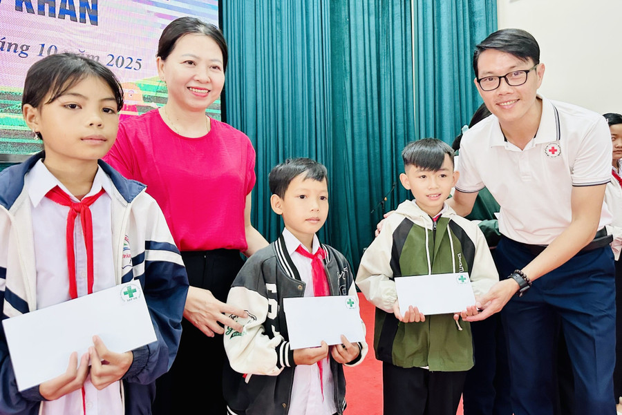 Ban tổ chức trao học bổng đến các em học sinh tại phường Diên Hồng sáng 12-10. Ảnh: Như Nguyện trao-hoc-bong.jpg