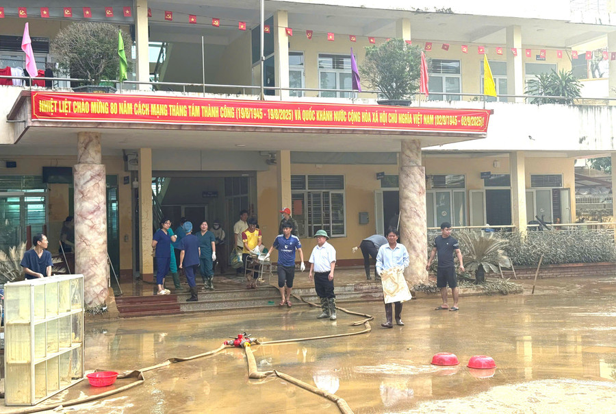 Đoàn y tế tỉnh Gia Lai hỗ trợ khử khuẩn toàn diện, giúp Bệnh viện Phục hồi chức năng Thái Nguyên sớm khôi phục điều kiện an toàn để tiếp nhận bệnh nhân trở lại. Ảnh: ĐVCC cuu-tro-y-te.jpg
