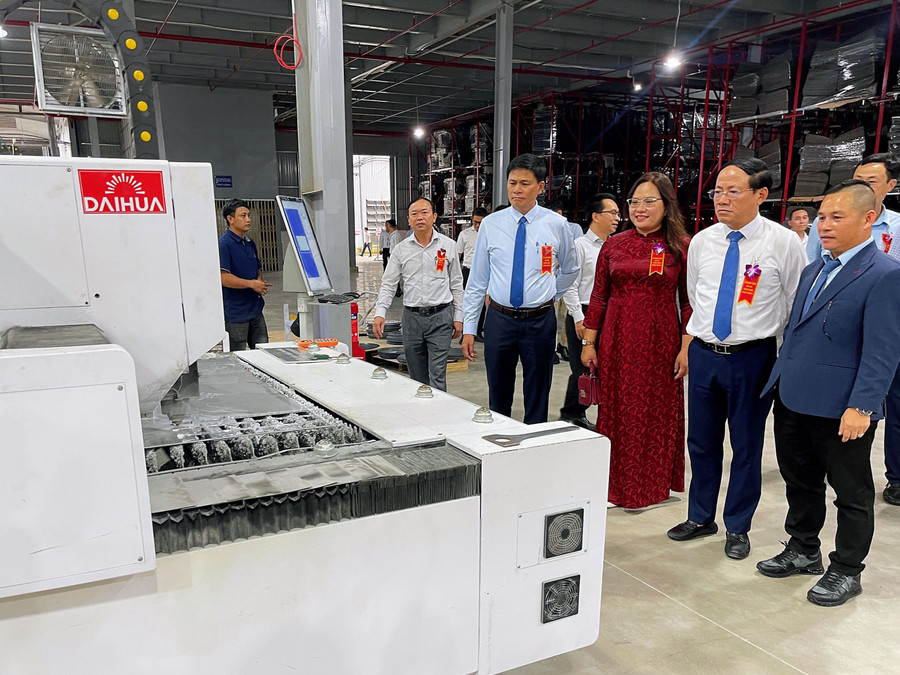Lãnh đạo tỉnh thăm nhà máy sản xuất của Công ty TNHH thương mại Hoàng Giang. Ảnh: Hải Yến lanh-dao-tham.jpg