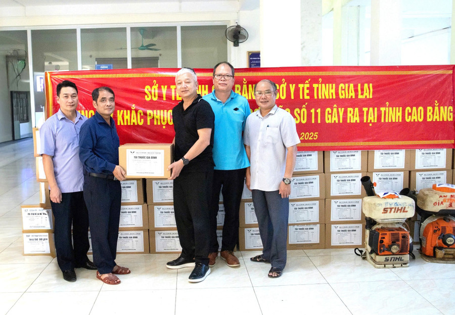 Giám đốc Sở Y tế Lê Quang Hùng (thứ 3 từ phải sang) trao hỗ trợ túi thuốc, máy phun khử khuẩn, vật tư y tế thiết yếu cho ngành Y tế tỉnh Cao Bằng. Ảnh: ĐVCC giam-doc-so.jpg