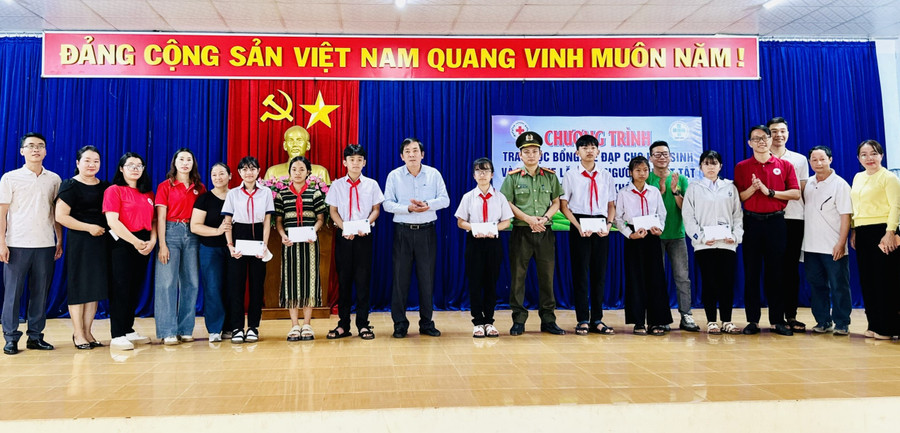 Trao học bổng đến các em học sinh. Ảnh: Như Nguyện ho-tro-xa-hoi.jpg