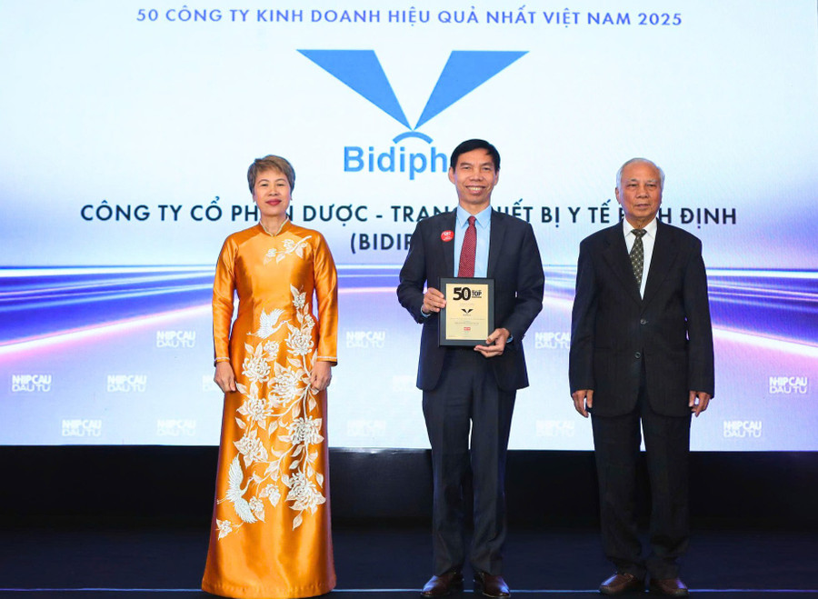 Lãnh đạo BIDIPHAR nhận danh hiệu Top 50 công ty kinh doanh hiệu quả nhất Việt Nam. Ảnh: Hải Yến nha-danh-hieu.jpg