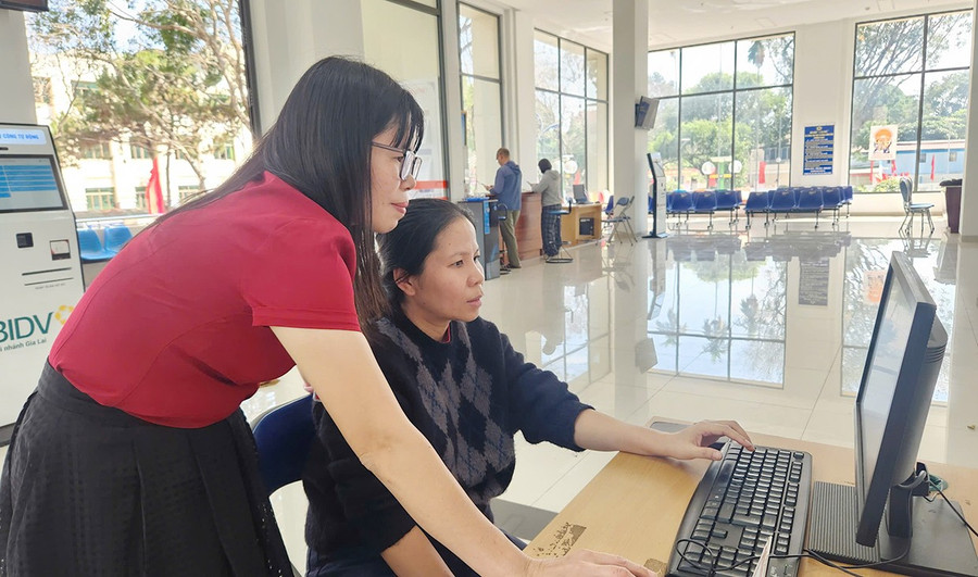 nguoi-dan-den-lam-thu-tuc-hanh-chinh-duoc-cac-can-bo-cong-chuc-trung-tam-phuc-vu-hanh-chinh-cong-phuong-pleiku-huong-dan-cac-thao-tac-truc-tuyen-tren-he-thong.jpg