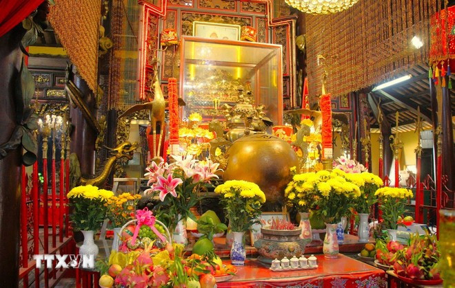 Điện chính là nơi thờ Thần Hoàn Bổn Cảnh và các vị tiền hiền. Ảnh: Nguyễn Hằng/TTXVN