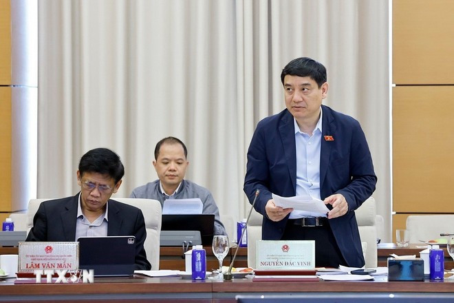 Chủ nhiệm Ủy ban Văn hóa và Xã hội của Quốc hội Nguyễn Đắc Vinh trình bày báo cáo ý kiến đối với nội dung cơ quan trình dự kiến tiếp thu, giải trình và chỉnh lý các dự án luật, nghị quyết trong lĩnh vực giáo dục. Ảnh: Doãn Tấn/TTXVN