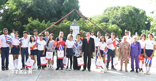 Phó Thủ tướng Hồ Quốc Dũng và đoàn các học sinh Cuba tại Công viên Hồ Chí Minh ở thủ đô La Habana. Ảnh: Việt Hùng/TTXVN