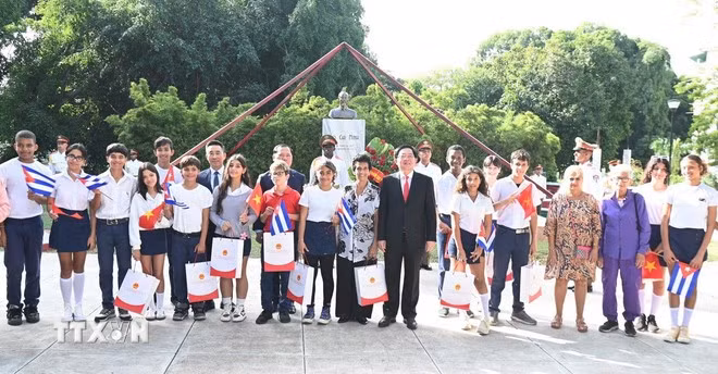 Phó Thủ tướng Hồ Quốc Dũng và đoàn các học sinh Cuba tại Công viên Hồ Chí Minh ở thủ đô La Habana. Ảnh: Việt Hùng/TTXVN
