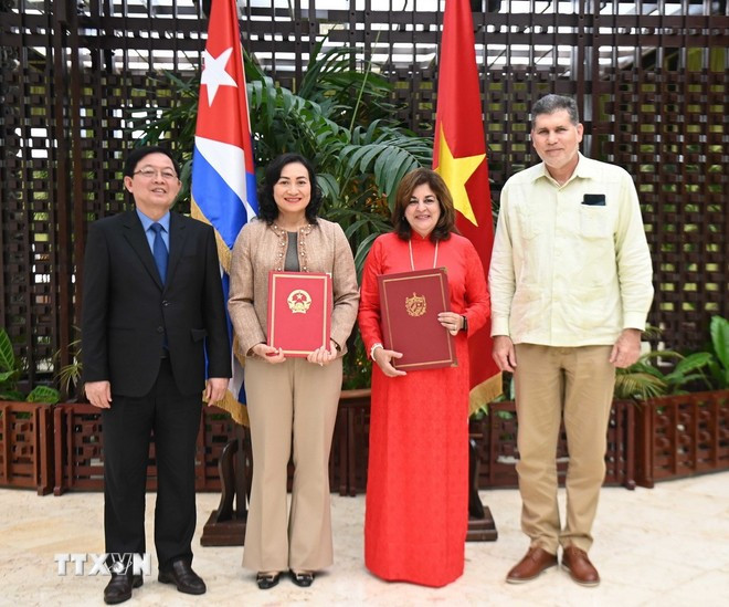 Phó Thủ tướng Hồ Quốc Dũng và Phó Thủ tướng Cuba Óscar Pérez-Oliva Fraga chứng kiến Lễ trao Biên bản kỳ họp lần thứ nhất Ủy ban hỗn hợp thực thi Hiệp định thương mại Việt Nam-Cuba. Ảnh: Việt Hùng/TTXVN