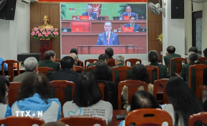 Phiên khai mạc Đại hội XIV của Đảng được tổ chức trực tuyến tại Ủy ban Mặt trận Tổ quốc Việt Nam phường Ba Đình (Hà Nội) thu hút đông đảo cán bộ, hội viên, đoàn viên theo dõi. Ảnh: TTXVN