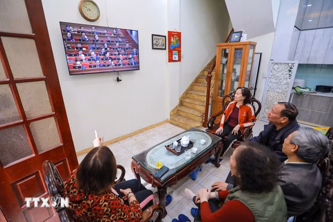 Nhân dân phường Bạch Mai (Hà Nội) theo dõi trực tiếp Lễ khai mạc trọng thể Đại hội XIV của Đảng Cộng sản Việt Nam. Ảnh: TTXVN