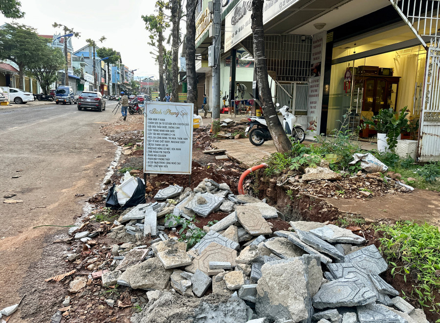 Đường Quyết Tiến (phường Diên Hồng) thi công dở dang, nhếch nhác. Ảnh: H.D duong-bo.jpg