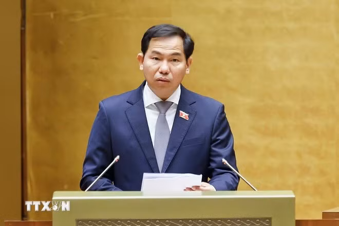 Tổng thư ký Quốc hội, Chủ nhiệm Văn phòng Quốc hội Lê Quang Mạnh, đại diện Đoàn giám sát của Quốc hội trình bày Báo cáo. (Ảnh: Doãn Tấn/TTXVN)