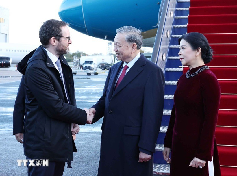 Lễ đón Tổng Bí thư Tô Lâm và Phu nhân tại Sân bay London Stansted. Ảnh: Thống Nhất/TTXVN tong-bi-thu.jpg