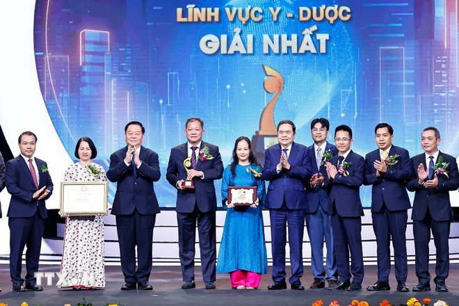 Chủ tịch Quốc hội Trần Thanh Mẫn cùng Trưởng ban Tuyên giáo và Dân vận Trung ương Nguyễn Trọng Nghĩa trao giải Nhất lĩnh vực Y dược cho nhóm tác giả TS.BS Dương Đức Hùng và cộng sự, Bệnh viện Hữu nghị Việt Đức với Công trình “Triển khai ghép đa tạng từ người hiến chết não tại Bệnh viện Hữu nghị Việt Đức”. (Ảnh: Doãn Tấn/TTXVN) Chủ tịch Quốc hội Trần Thanh Mẫn cùng Trưởng ban Tuyên giáo và Dân vận Trung ương Nguyễn Trọng Nghĩa trao giải Nhất lĩnh vực Y dược cho nhóm tác giả TS.BS Dương Đức Hùng và cộng sự, Bệnh viện Hữu nghị Việt Đức với Công trình “Triển khai ghép đa tạng từ người hiến chết não tại Bệnh viện Hữu nghị Việt Đức”. (Ảnh: Doãn Tấn/TTXVN)
