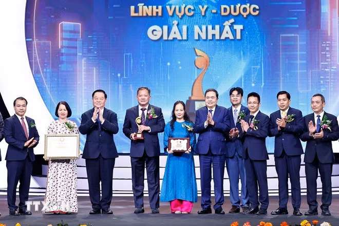Chủ tịch Quốc hội Trần Thanh Mẫn cùng Trưởng ban Tuyên giáo và Dân vận Trung ương Nguyễn Trọng Nghĩa trao giải Nhất lĩnh vực Y dược cho nhóm tác giả TS.BS Dương Đức Hùng và cộng sự, Bệnh viện Hữu nghị Việt Đức với Công trình “Triển khai ghép đa tạng từ người hiến chết não tại Bệnh viện Hữu nghị Việt Đức”. (Ảnh: Doãn Tấn/TTXVN)