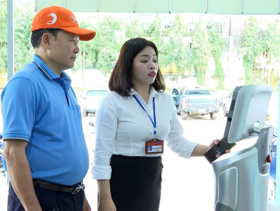 Phường Hội Phú đưa robot AI vào phục vụ tại Trung tâm Phục vụ hành chính công. Ảnh: Bá Bính dich-vu-cong.jpg